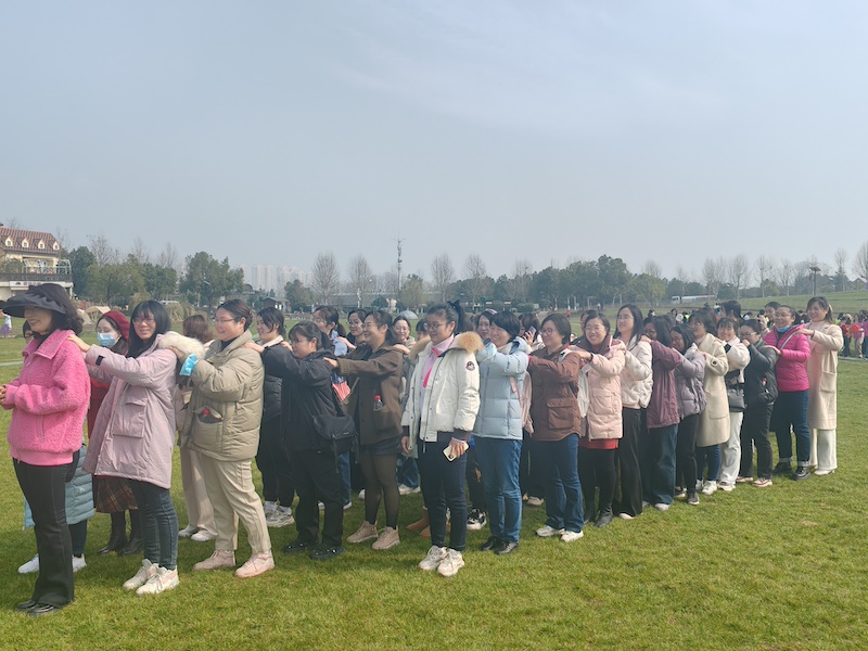 九游app入口：【团建活动分享】与春相伴信好有你——武汉宝信2024年女职工“欢乐行”团建活动在花博汇圆满举行(图1)