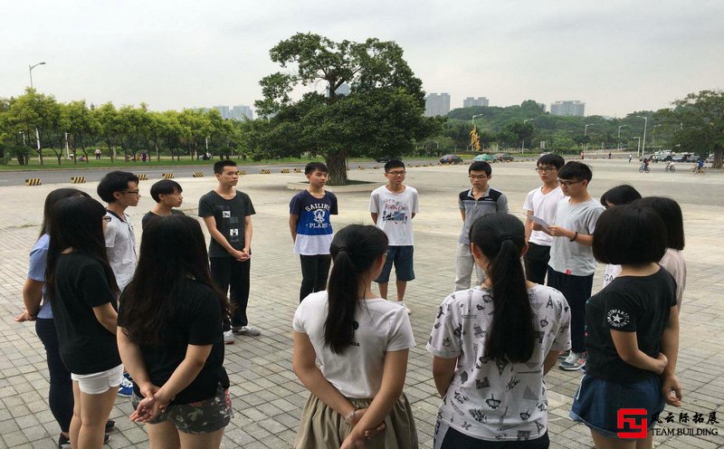 团队拓展趣味游戏24个(图1)