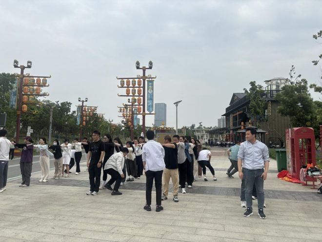 九游app：青春“趣”运动启航新征程——孝南区城市管理执法局组织素质拓展活动(图2)