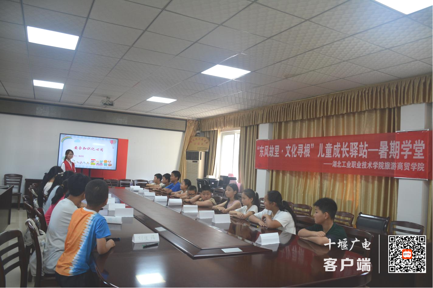 湖北工业职业技术学院旅游商贸学院守护东风志愿服务队赴大川村开展暑期学堂活动(图1)