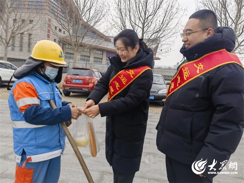 争做追“锋”人——烟台交运集团开展“学雷锋”志愿服务系列活动(图3)