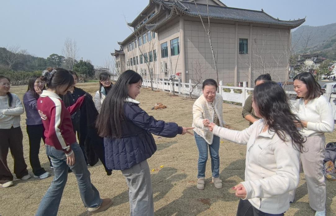 九游体育：巾帼踏春行古村绽芳华——黄石市审计局开展“三八”国际妇女节主题活动(图3)