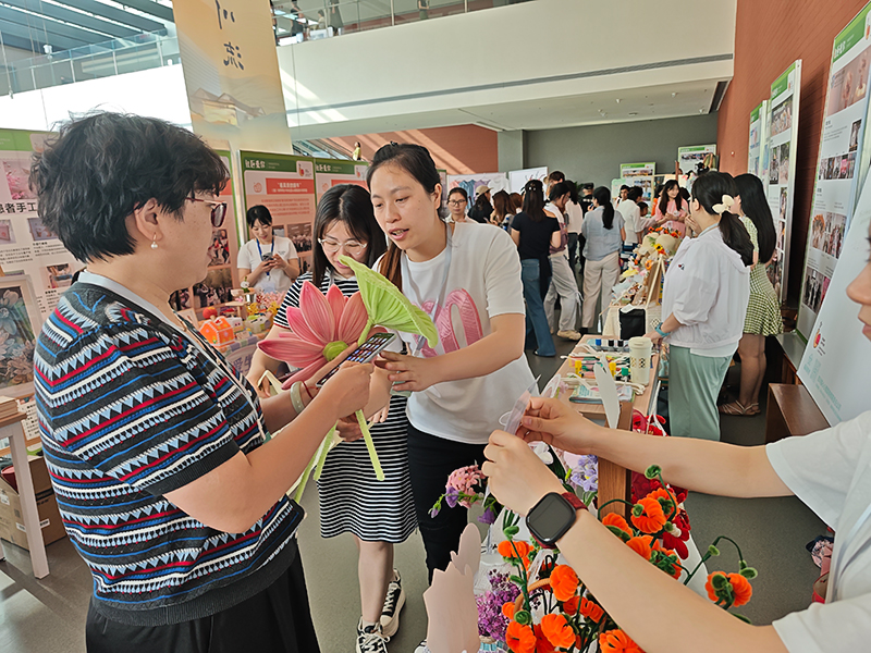 自贡高新区：一根毛线连通世界舞台织就基层“心灵守护”之网(图3)