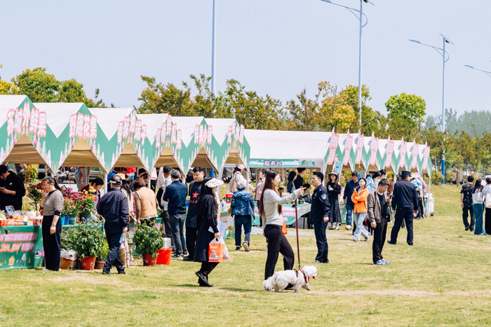 九游体育：宠物经济融入田园休闲扬州培育“携宠下乡”度假消费新场景(图5)